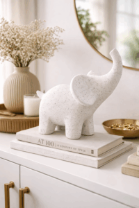 Elefante de cerámica en mesa minimalista