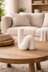 Jarrón blanco en mesa de madera