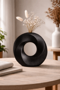 Jarrón cerámico negro con flores secas