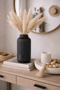 Vase negro con pampas en entrada
