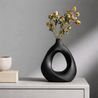 Vaso escultórico con rosas secas